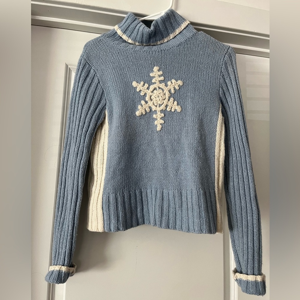 Vintage Arizona Jean co. Blue and Cream Women's Sweater with Snowflake Design